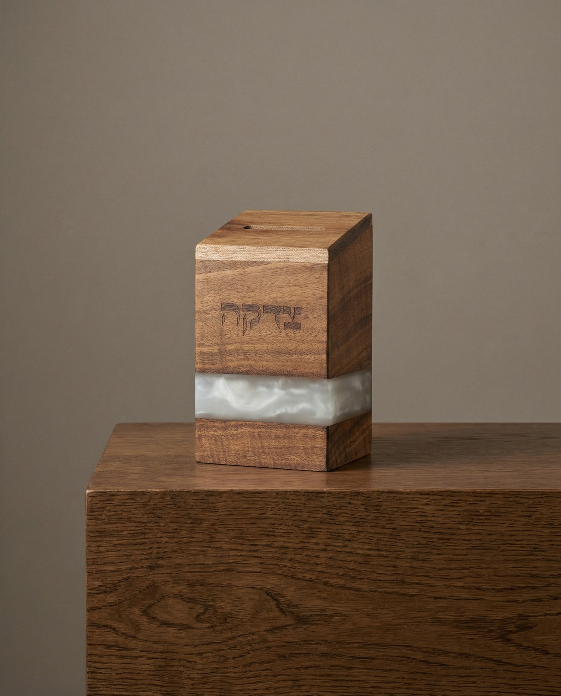 קופת צדקה עץ עם אפוקסי לבן 14 ס"מ 120₪