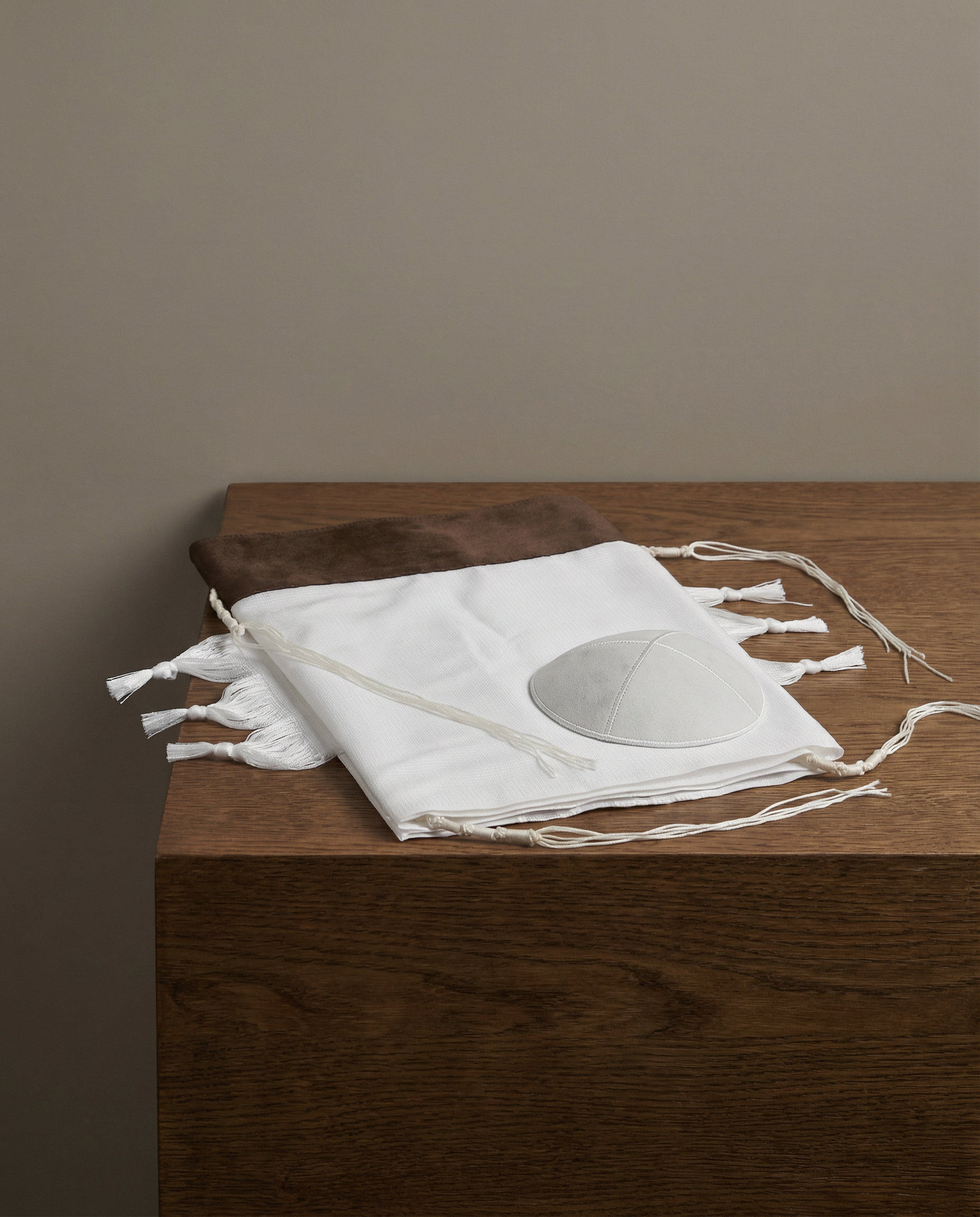 טלית ילד פרימיום עטרה חום כהה + כיפה 280₪