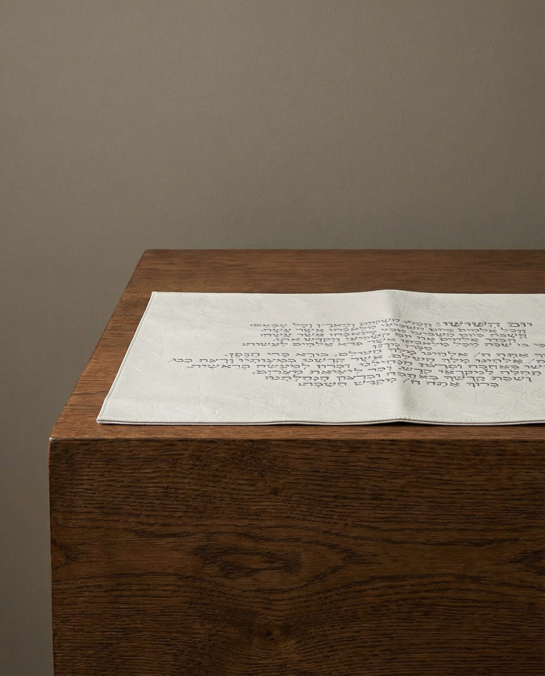 כיסוי חלה דמוי עור לבן ״יום השישי״ 55/45 ס״מ 180₪