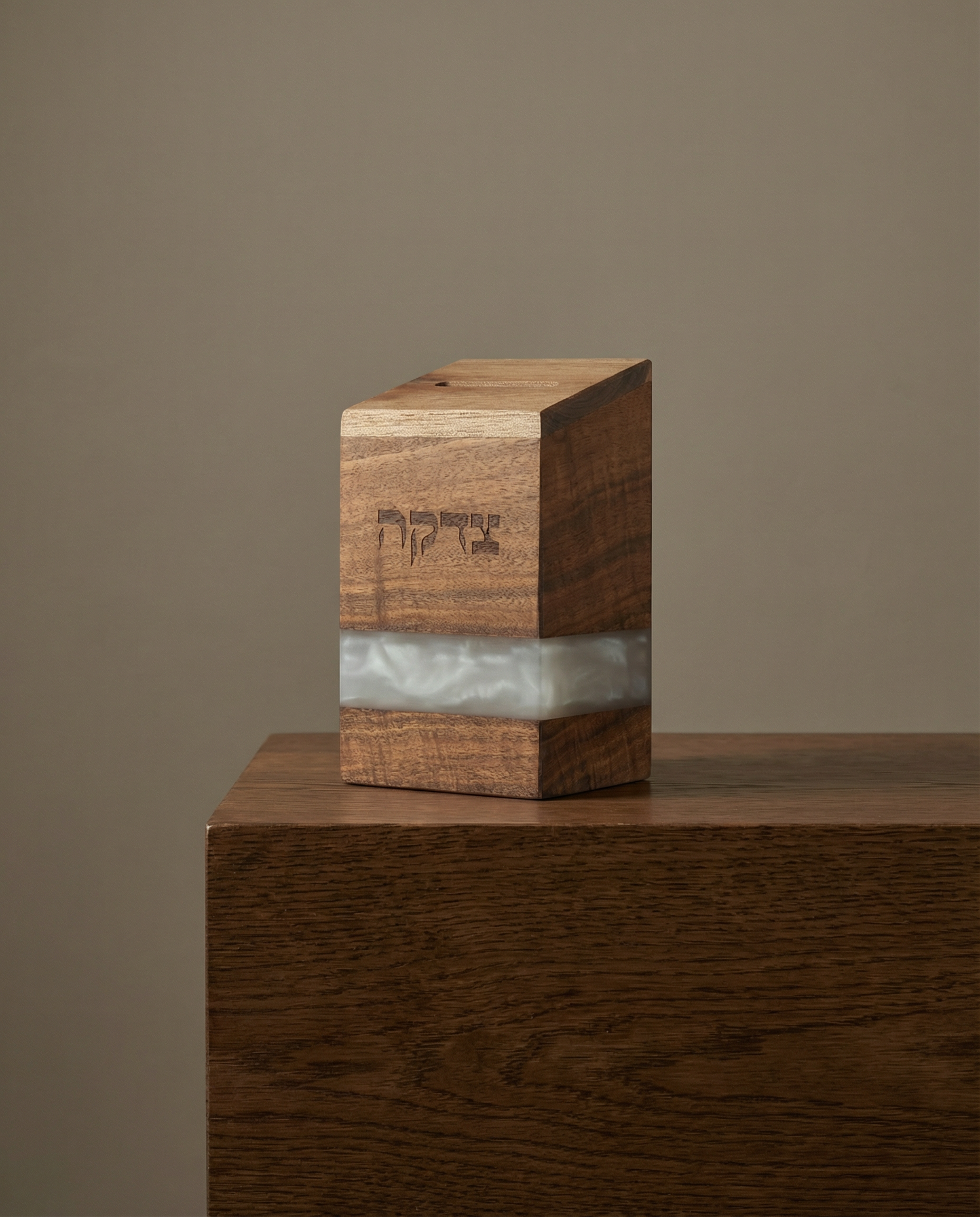 קופת צדקה עץ עם אפוקסי לבן 14 ס"מ 120₪