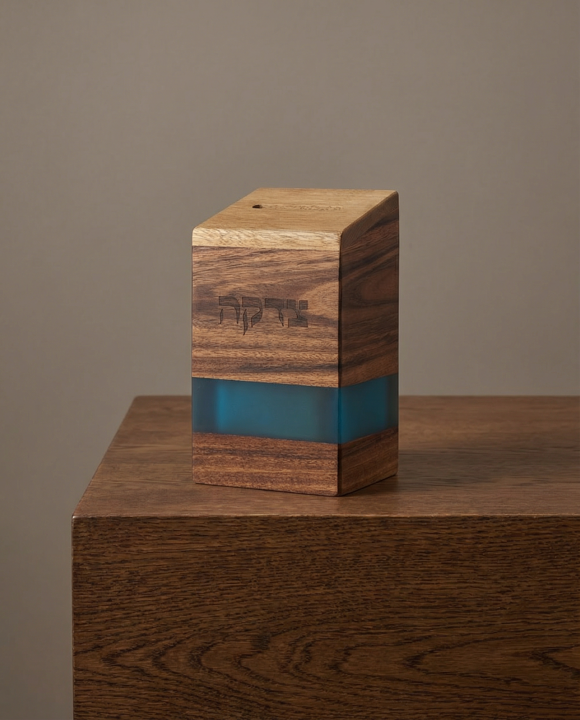 קופת צדקה עץ עם אפוקסי טורקיז 14 ס"מ 120₪