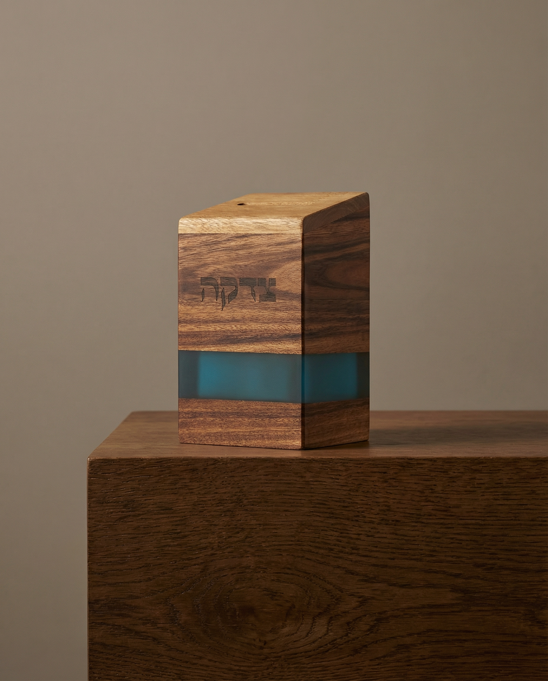 קופת צדקה עץ עם אפוקסי טורקיז 14 ס"מ 120₪