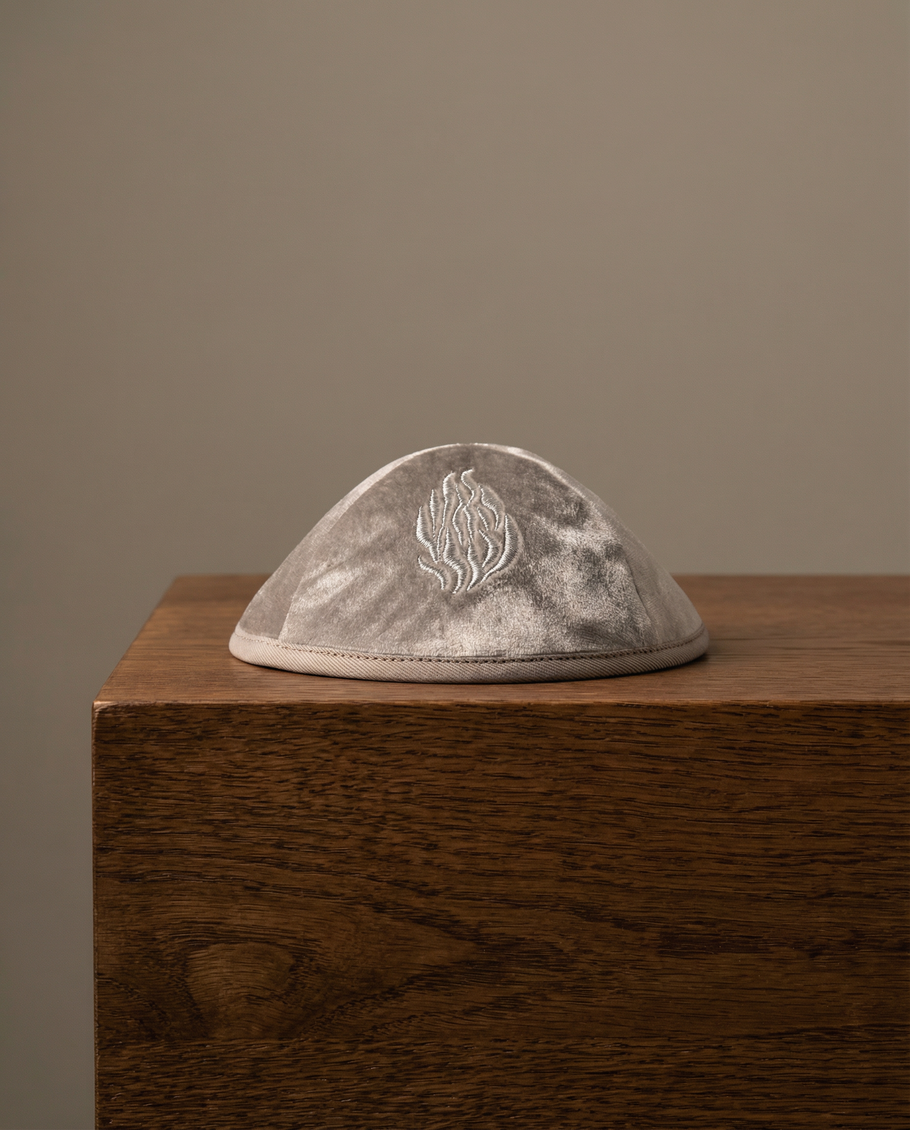 כיפה קטיפה צבע אפור ״האש שלי״ 45₪