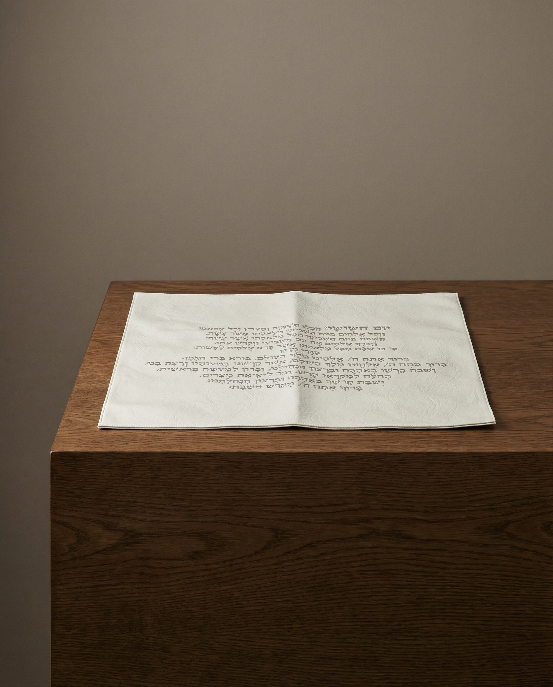 כיסוי חלה דמוי עור לבן ״יום השישי״ 55/45 ס״מ 180₪