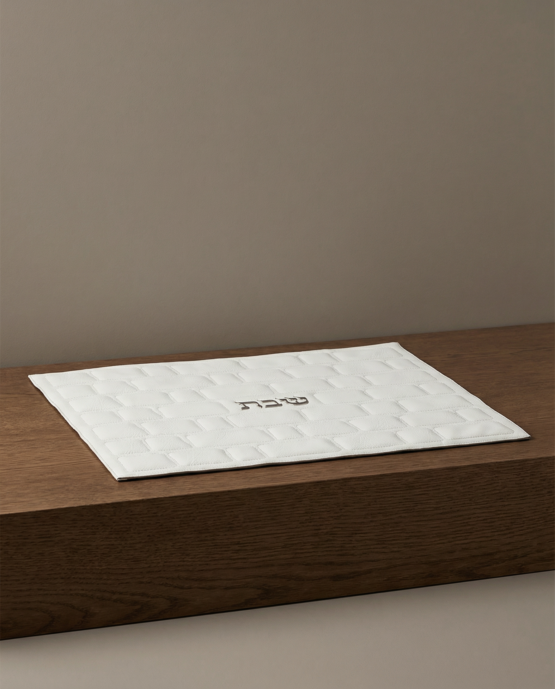 כיסוי לחלה דמוי עור לבן ״כותל בולט״ 52/42 ס״מ 170₪