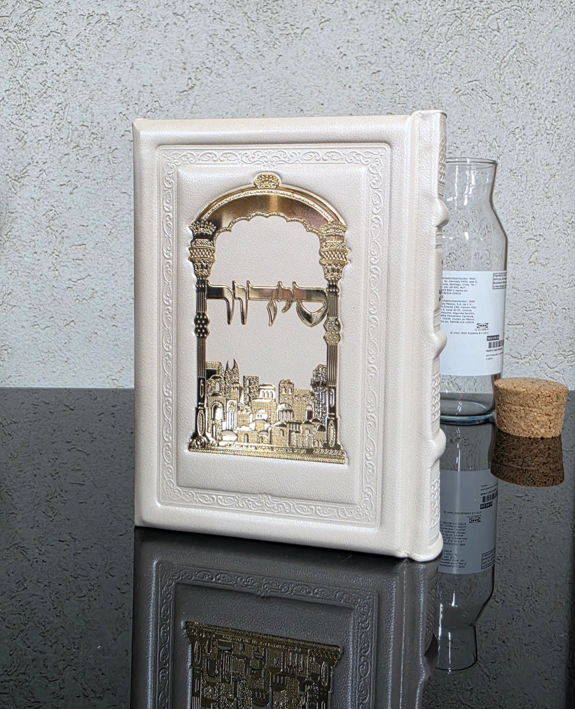 סידור מעור אמיתי גוון אופ וייט ופלקטה ציפוי זהב טהור